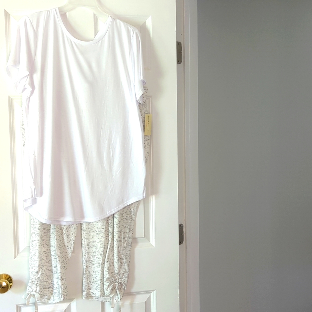 2pc set Ladies, white tea and Capri joggers!